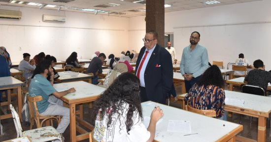 رئيس جامعة الأقصر يتابع امتحانات الفصل الدراسى الثانى لفنون جميلة.. صور