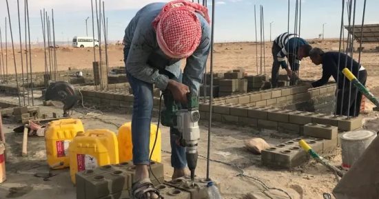 "الوادى الجديد" على طريق العمارة الخضراء.. تنفيذ وحدات سكنية صديقة للبيئة على مساحة 115مترا.. خامات غير تقليدية كالطوب المضغوط والأسقف المختلطة.. والمحافظ: التجربة تطبق المعايير البيئية وأهداف التنمية المستدامة