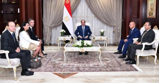 الرئيس السيسى يستقبل الرئيس التنفيذى لشركة الخطوط الملاحية الفرنسية العالمية وكبار المسئولين بالشركة.. ويؤكد: التعاون مع CMA CGM قيمة مضافة لتطوير إدارة ميناء الإسكندرية.. "رودولف سعادة" يشيد بمناخ الأعمال بمصر