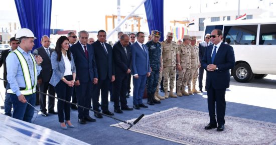 الرئيس السيسى يشهد مراسم رفع علم مصر على سفينة وادى الملوك بميناء الإسكندرية