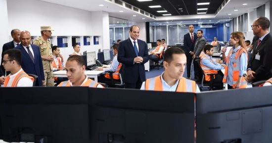 الرئيس السيسي ينصح العاملين بمحطة "تحيا مصر" بممارسة الرياضة:" أوعوا تتخنوا "