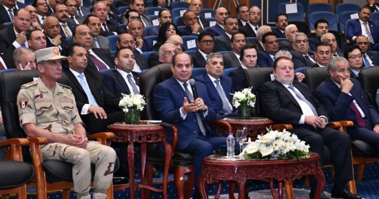 الرئيس السيسي يستمع لشرح تفصيلى عن تشغيل محطة "تحيا مصر" متعددة الأغراض