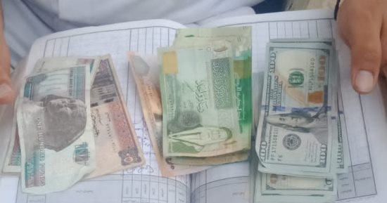 وزير الطيران يكرم عاملين بمطار القاهرة الدولى لأمانتهما
