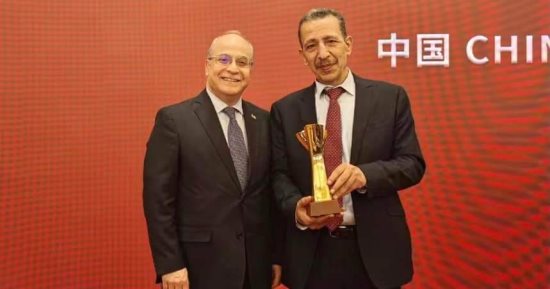 جهاد أبو حشيش وكاتبان عربيان يفوزون بجائزة للمُساهمة الخاصة للكتب الصينية