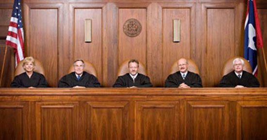 أهم الأخبار العربية والعالمية حتى الظهيرة.. محكمة أمريكية تحكم بتعويض خيالى لمديرة فى سلسلة مقاهى.. من سيرث إمبراطورية برلسكونى المقدرة بـ6.5 مليار دولار؟.. استشهاد فلسطينى خلال عدوان الاحتلال على نابلس