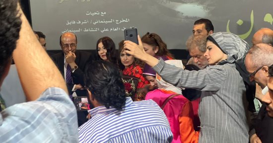جمهور سيمون بسينما الهناجر يغنون لها بمناسبة عيد ميلادها