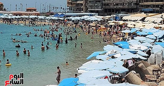 المصيف فى شهر "بؤونة".. ارتفاع درجة الحرارة بالإسكندرية إلى 35 درجة.. إقبال كبير من المصطافين على الشواطئ هربا من الحر.."السياحة والمصايف" تناشد بالحجز الإلكترونى المسبق للشاطئ.. وتوضح تفاصيل وأسعار الحجز.. صور