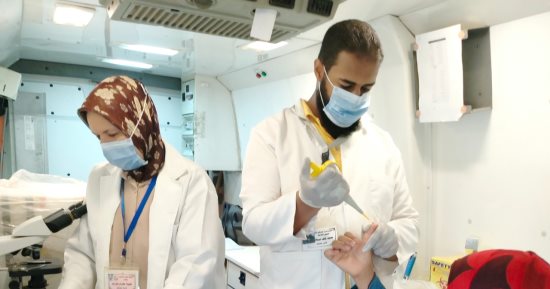 توقيع الكشف الطبي على 1840 حالة خلال قافلة علاجية بسمالوط في المنيا