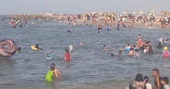 إقبال كبير من المصطافين على شواطئ بلطيم وانتشار 100 منقذ بطول الساحل.. صور