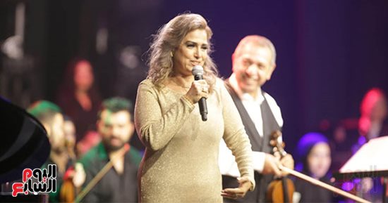 سيمون تغنى تتر مسلسل "أبيض فى أسود" بطريقة حديثة بحفل هانى شنودة .. صور