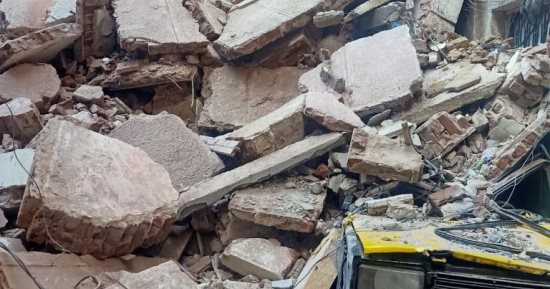 حي شرق الإسكندرية: فصل التيار الكهربائي والغاز ووضع كردون بمحيط العقار المنهار  