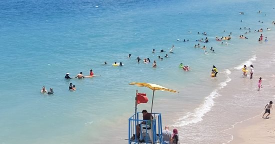 ارتفاع الأمواج فى بعض شواطئ الإسكندرية بعد انكسار الموجة الحارة