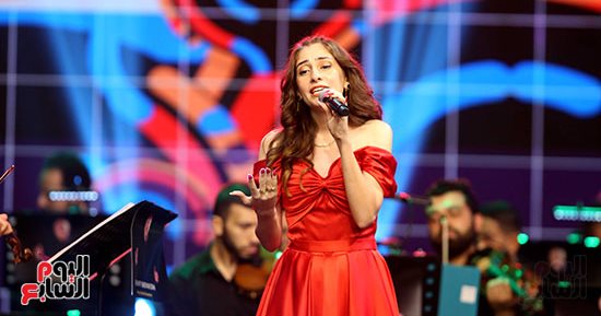 نوران أبو طالب تغنى "أنا بعشق البحر" بحفل هانى شنودة والجمهور يتفاعل معها.. صور