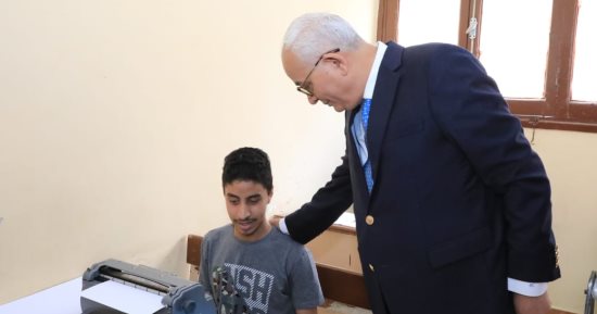وزير التعليم يتفقد سير امتحان العربي للثانوية العامة بمدرسة النور للمكفوفين.. صور