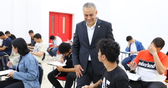 رئيس جامعة المنصورة الجديدة يتابع أداء الطلاب اختبارات اللغة الإنجليزية