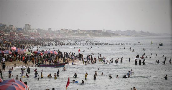 شواطئ غزة كاملة العدد بعد ارتفاع درجات الحرارة