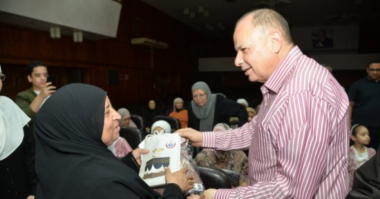 محافظ أسيوط يشهد الملتقى الإدارى الدينى لتسليم تأشيرات حجاج الجمعيات الأهلية بالمحافظة