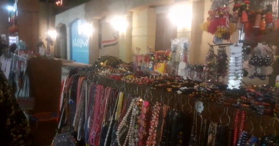الأنامل الذهبية تبدع بمشغولات من خامات بيئية تجذب المصريين والأجانب في أسوان