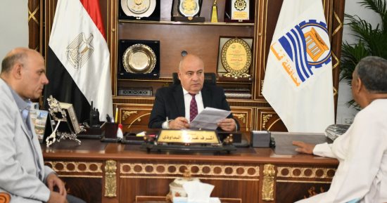 محافظ قنا يستقبل 65 مواطنا بمكتبه لبحث شكاواهم