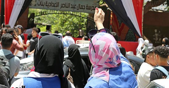 طلاب الثانوية العامة دور ثان يؤدون امتحانى الجغرافيا والكيمياء.. تغطية خاصة 