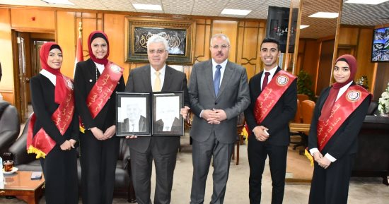 "طلاب من أجل مصر" يرسمون بورتريه لوزير التعليم العالى تقديرا لزيارته لجامعة قناة السويس