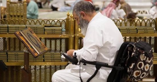 توصيل ذوي الإعاقة من الساحات المحيطة بالمسجد الحرام إلى الأماكن المخصصة