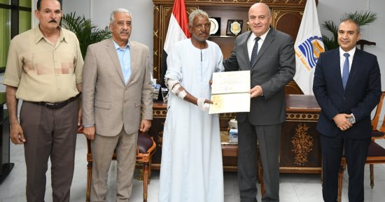 محافظ قنا يكرم بطل واقعة محطة وقود المعنا.. اعرف التفاصيل