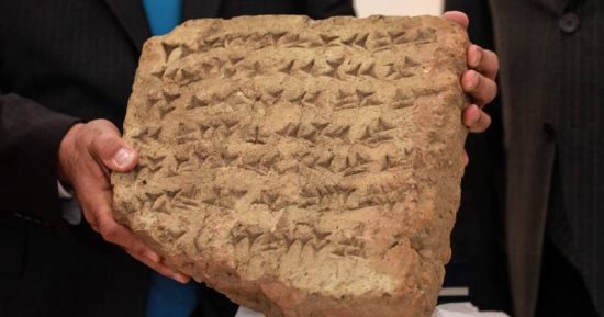 إيطاليا تعيد إلى العراق لوحة مسمارية عمرها 2800 عام