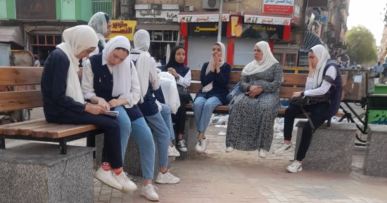 مراجعات نهائية لطلاب الثانوية العامة أمام اللجان بأسوان قبل امتحان العربى.. صور 