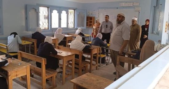 طلاب الأدبى بالثانوية الأزهرية فى الإسكندرية يؤدون امتحان مادة التاريخ 