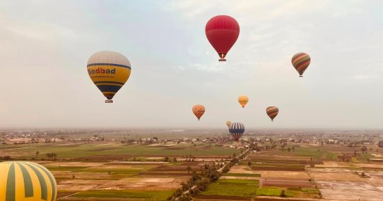 عودة رحلات البالون الطائر بالأقصر بتحليق 500 سائح بعد توقفها 4 أيام.. صور