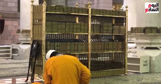 المصاحف أدوات الحجاج لقضاء أكبر وقت داخل المسجد النبوى.. فيديو 
