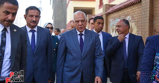 محافظ الجيزة يتفقد لجان الثانوية العامة بالدقى ويوجه بالتصدى لأعمال الغش