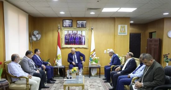 محافظ الوادى الجديد يبحث تعظيم الاستفادة من الأصول غير المستغلة وإنشاء كلية للإعلام