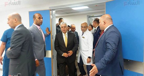 وزير التعليم العالى يتفقد الأقسام الداخلية بمستشفى جامعة القناة.. صور