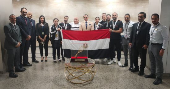 بعثة الاسكواش تصل القاهرة قادمة من الهند بعد التتويج ببطولة كأس العالم