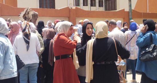 تباين آراء طلاب الثانوية العامة بالقليوبية حول امتحان اللغة العربية.. صور