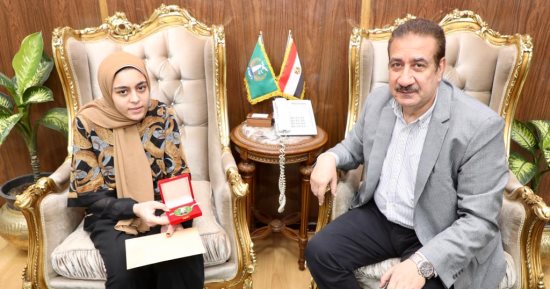 محافظ المنوفية يلتقى الطالبة "حنين" تقديراً لتفوقها رغم ظروفها الصحية