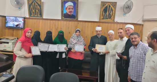 رئيس سوهاج الأزهرية يكرم أوائل الدفعة الأولى لخريجي التجويد والقراءات