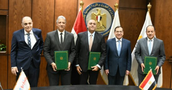 طارق الملا يشهد توقيع عقدى المرحلة التاسعة لتحويل 8500 سيارة للغاز
