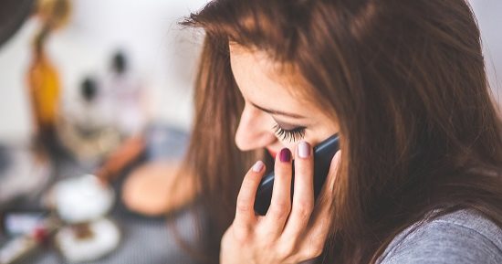 4 أبراج تقضى ساعات طويلة على الهاتف مع أحبائها.. أبرزها الحمل والميزان