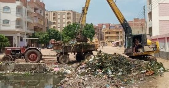حملة مكبرة لرفع نواتج تطهير ترعة الشرقاوية بمنيا القمح.. صور