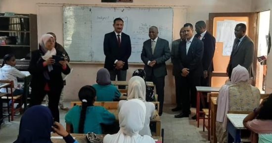 سفير السودان ومدير تعليم الجيزة يتفقدان امتحانات شهادة الأساس السودانية