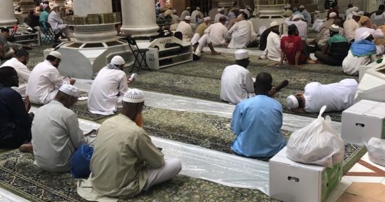 أكبر مائدة إفطار للحجاج داخل المسجد النبوى فى أول أيام شهر ذى الحجة.. صور