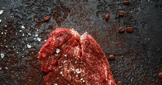 فركها بالقهوة والملح الخشن.. أبرز طرق تتبيلة اللحوم المشوية حول العالم