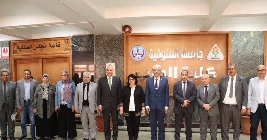 رئيس جامعة المنوفية يبحث سبل الارتقاء بجودة الخدمة الطبية بالمستشفيات الجامعية 