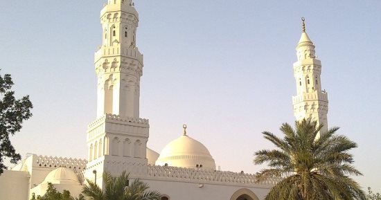 "مسجد القبلتين".. عندما صلى رسول الله فى اتجاه قبلتين فى صلاة واحدة..فيديو