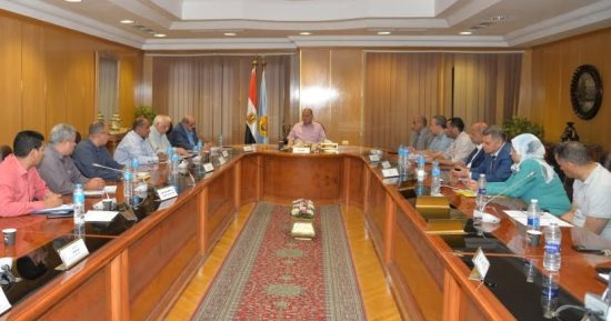 محافظ أسيوط يوجه بمتابعة فتح منافذ توفير السلع الغذائية بمناسبة عيد الأضحى