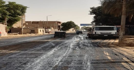 محافظ أسوان يشدد على رفع معدلات التنفيذ بمشروعات تطوير الطرق.. صور