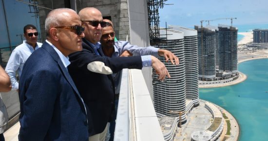 وزير الإسكان يتابع مشروعات المدينة ويشدد على الالتزام بالجدول الزمنى 
